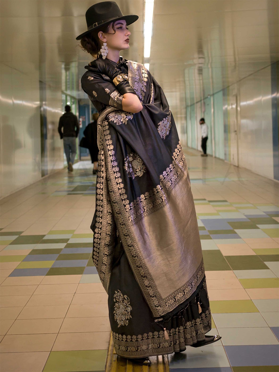 

Vardha Woven Design Printed Zari Kanjeevaram Saree, Black