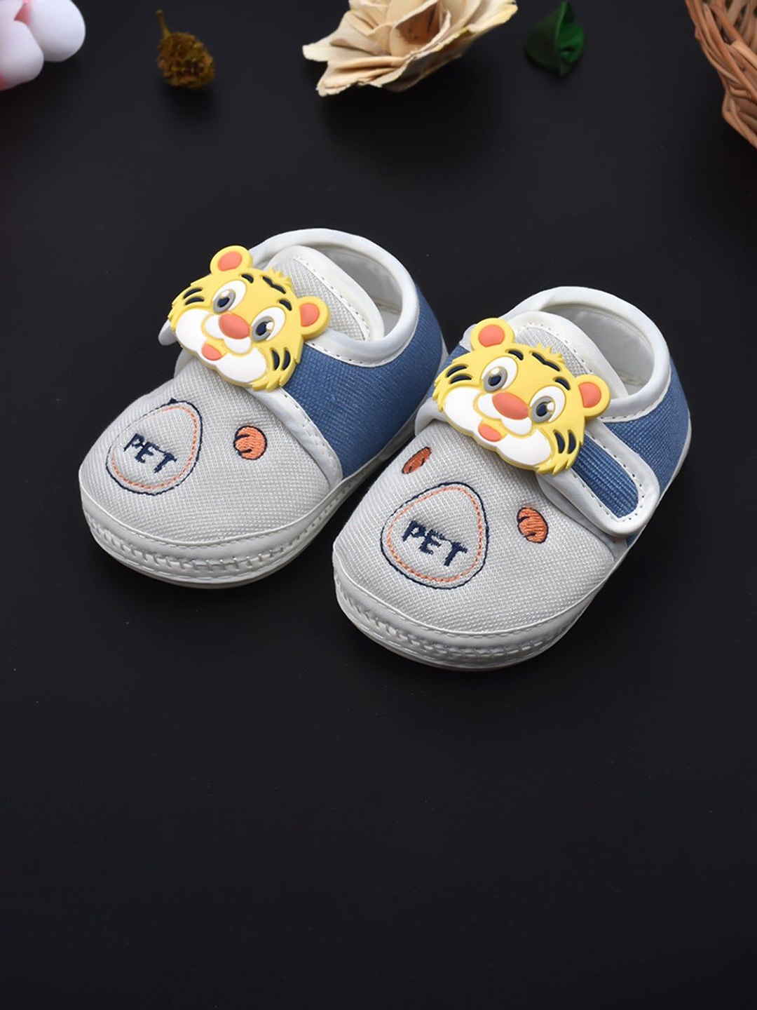 

SooWoo Unisex Kids Woven Design Sneakers, Grey