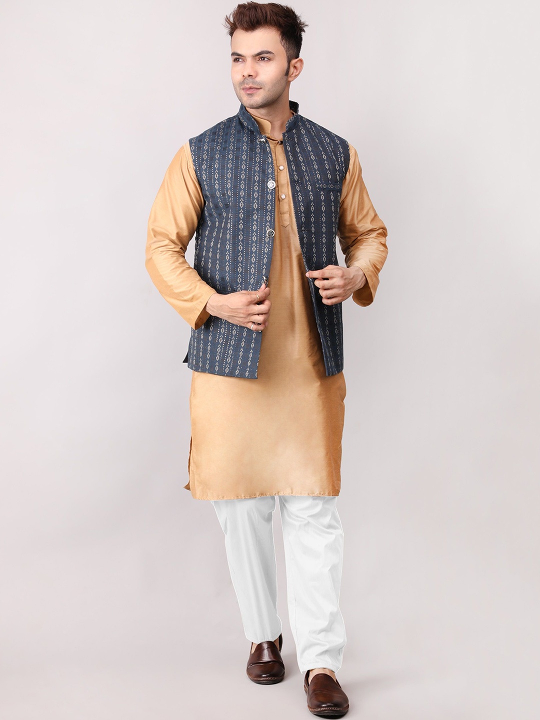 

Voniry Ethnic Motifs Woven Design Straight Kurta white Pyjama & Nehru Jacket, Navy blue