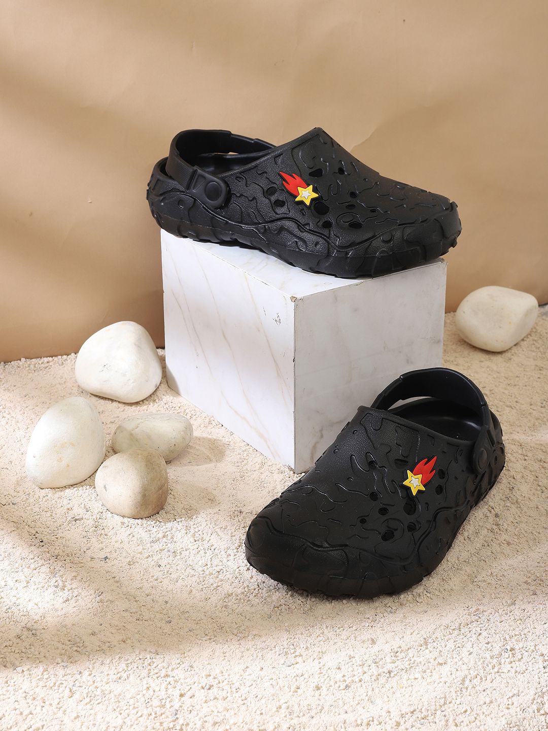 

HRX by Hrithik Roshan Men Self Design Croslite Clogs, Black