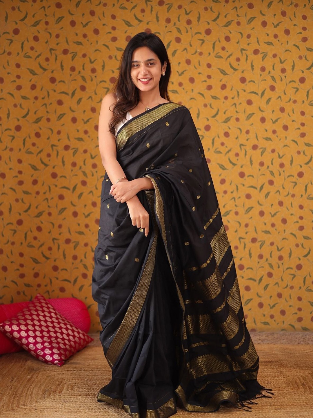 

APNISHA Woven Design Zari Pure Silk Saree, Black