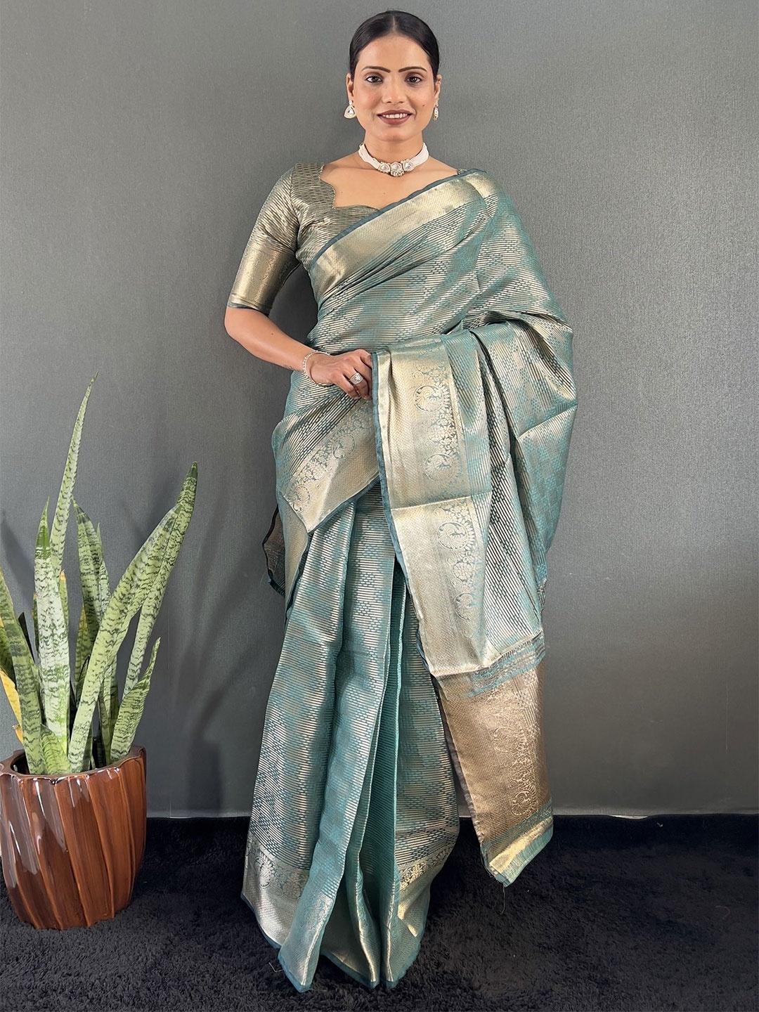 

APNISHA Ethnic Motifs Woven Design Zari Tissue Saree, Sea green