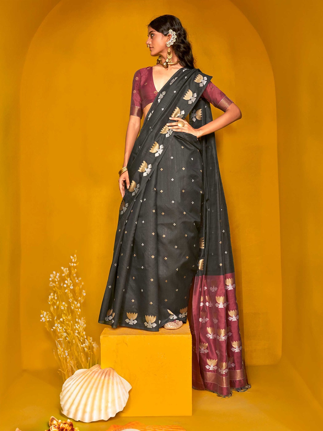 

Vardha Woven Design Zari Chanderi Saree, Black