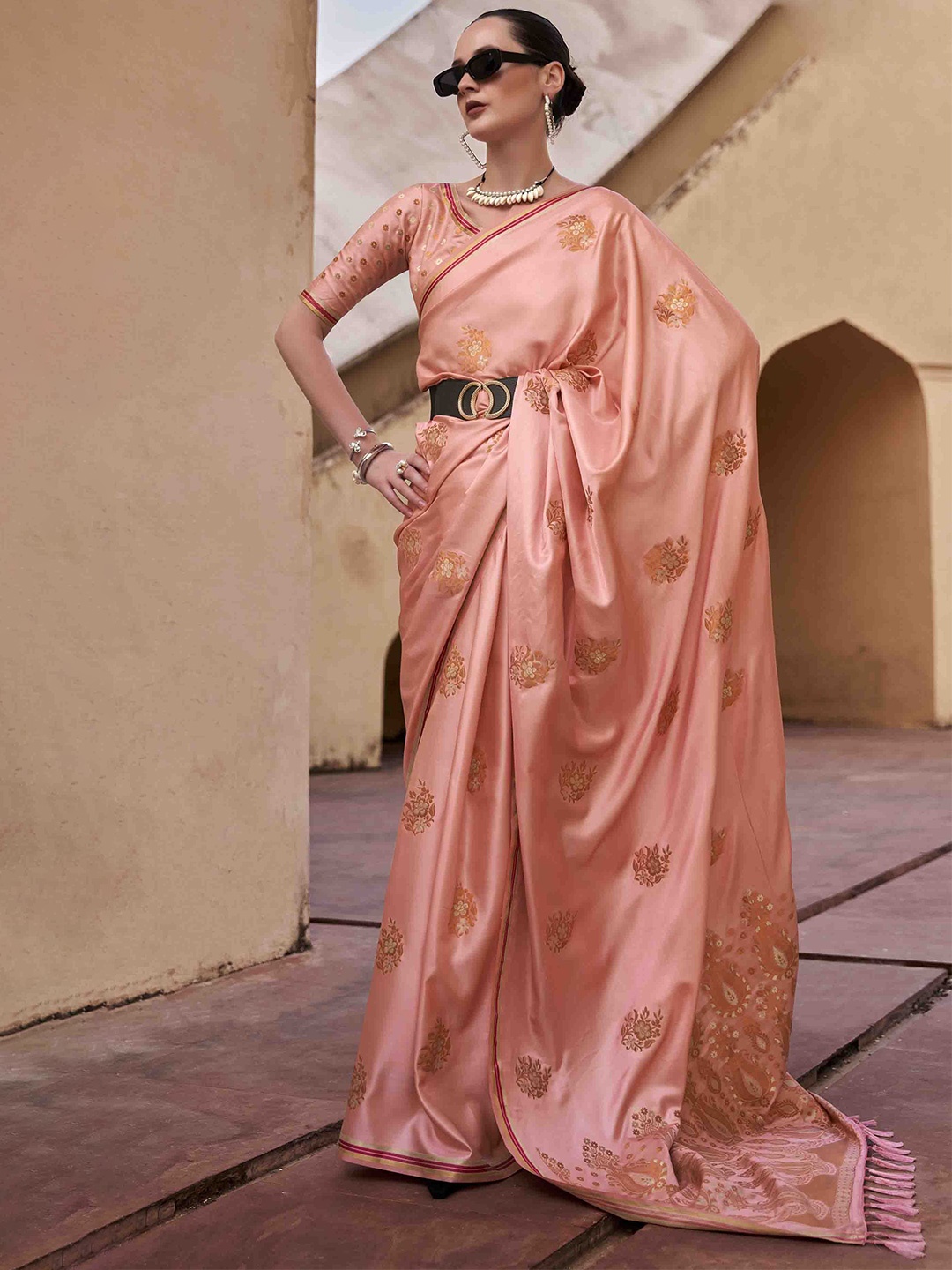 

DIVASTRI Woven Design Zari Saree, Peach