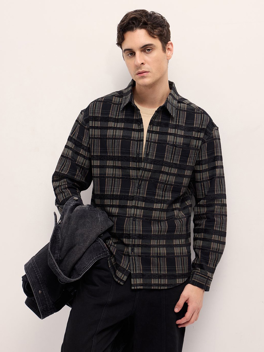 

THE BEAR HOUSE Men Relaxed Fit Spread Collar Vertical Striped Casual Shirt, Black