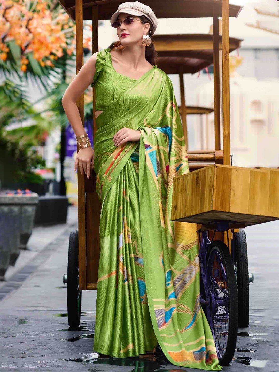 

DIVASTRI Floral Satin Saree, Green