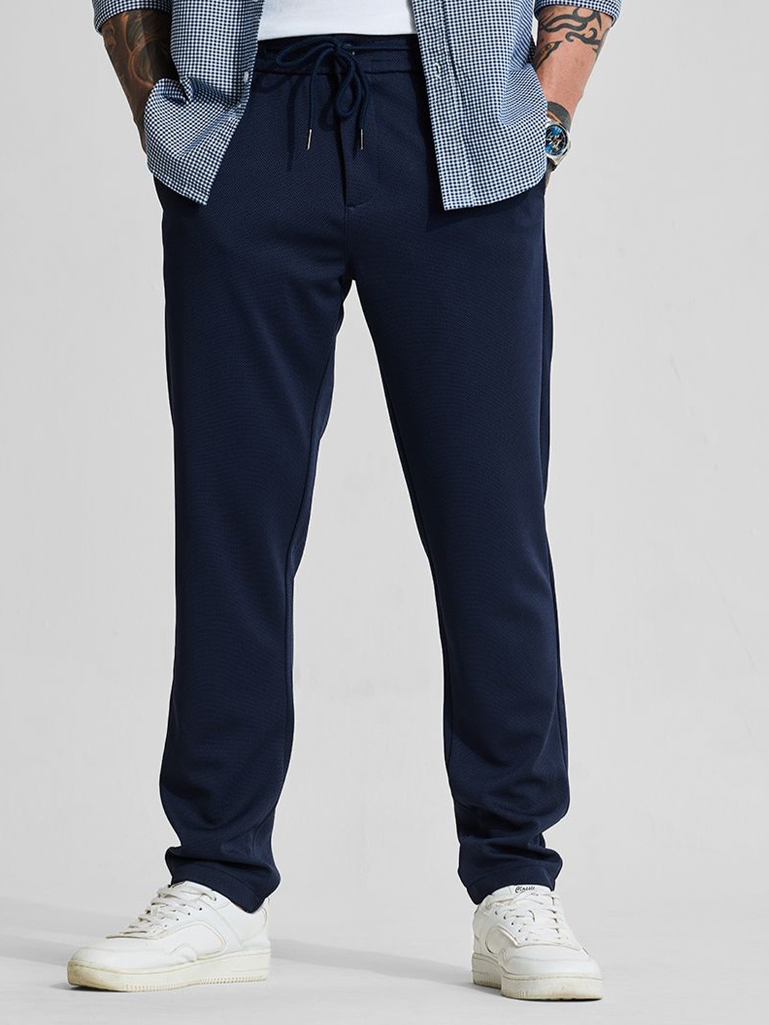 

Snitch Men Navy Textured Mid-Rise Slim Fit Regular Trousers, Navy blue