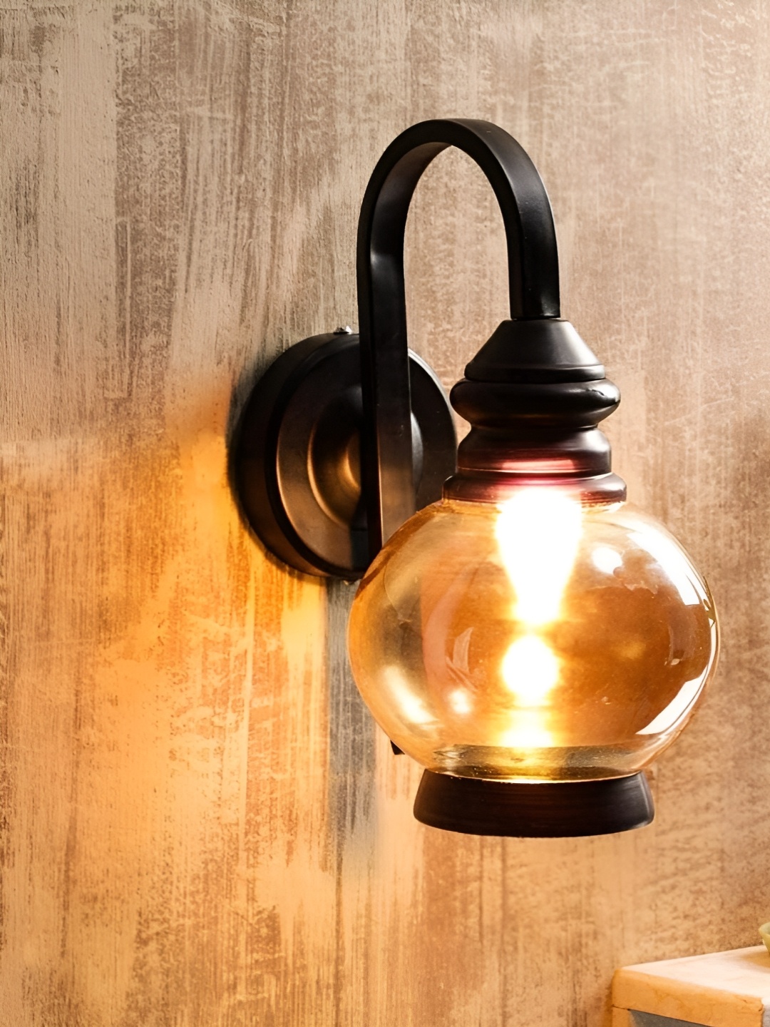 

KINIS Black & Gold-Toned Textured Metal Abstract Shaped Wall Lamp With Bulb