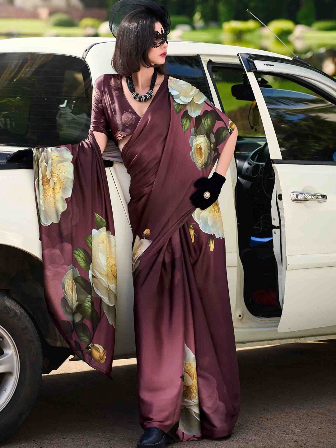 

KIMISHA Floral Printed Saree With Blouse Piece, Burgundy