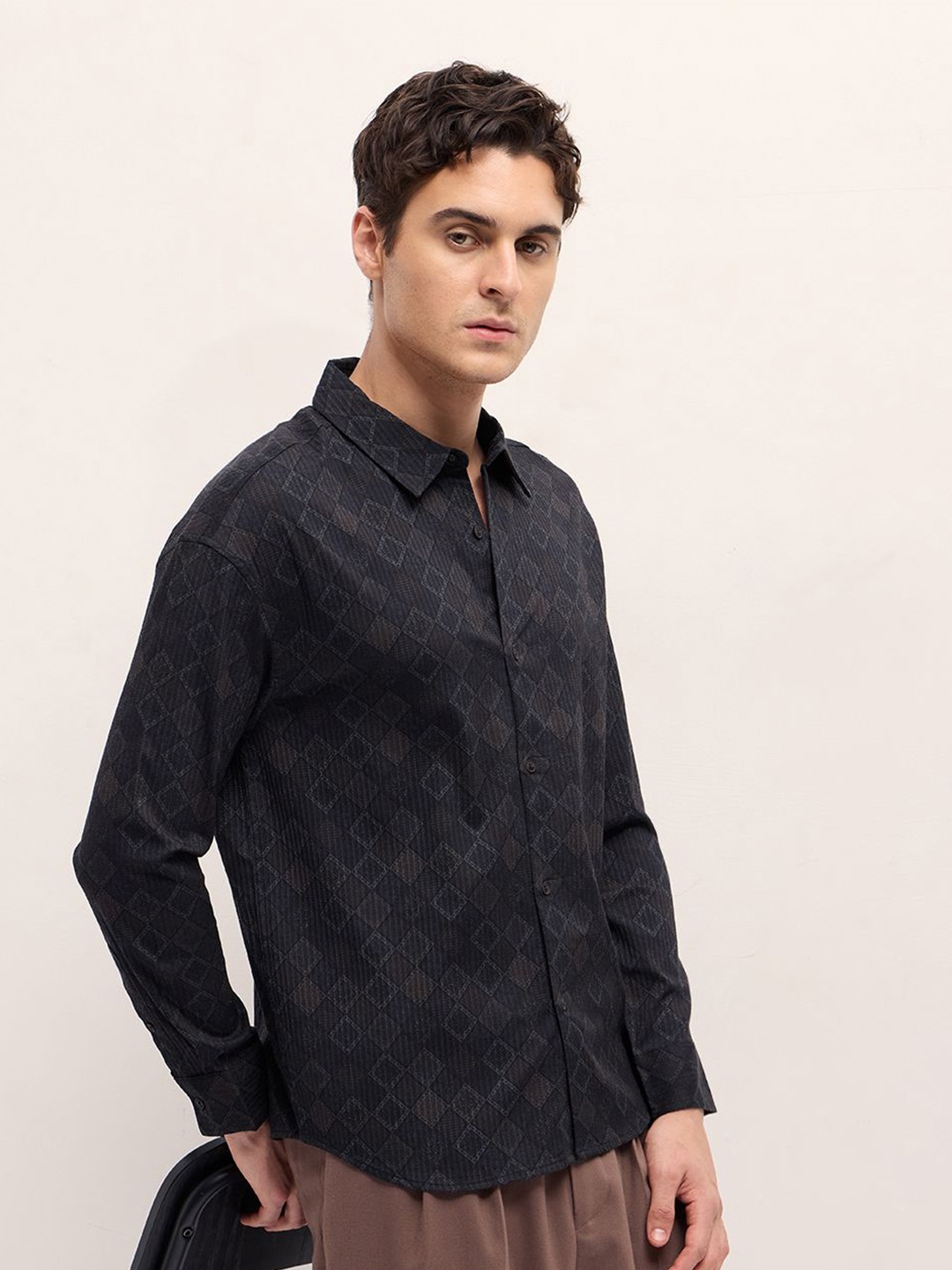 

THE BEAR HOUSE Men Relaxed Fit Spread Collar Geometric Printed Casual Shirt, Black