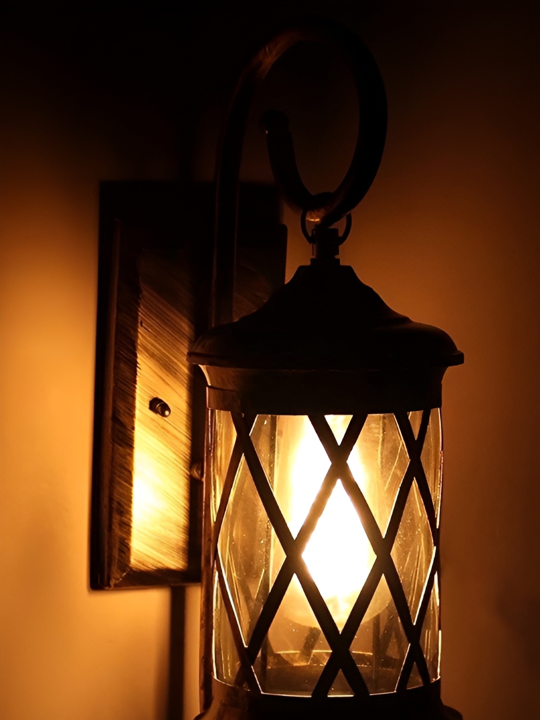 

KINIS Gold-Toned & White Textured Metal Cylinder Shaped Wall Lamp With Bulb
