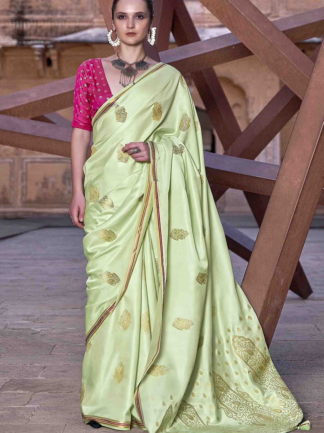 

KIMISHA Woven Design Zari Saree, Green