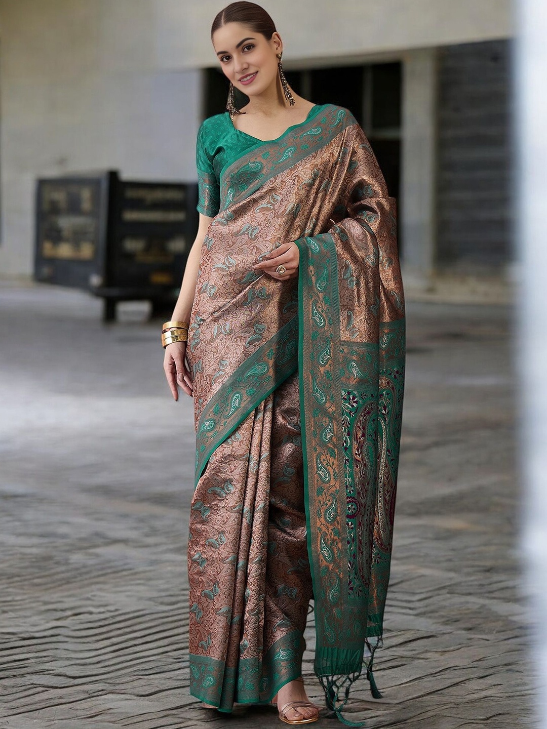 

Blissta Woven Design Banarasi Saree, Gold