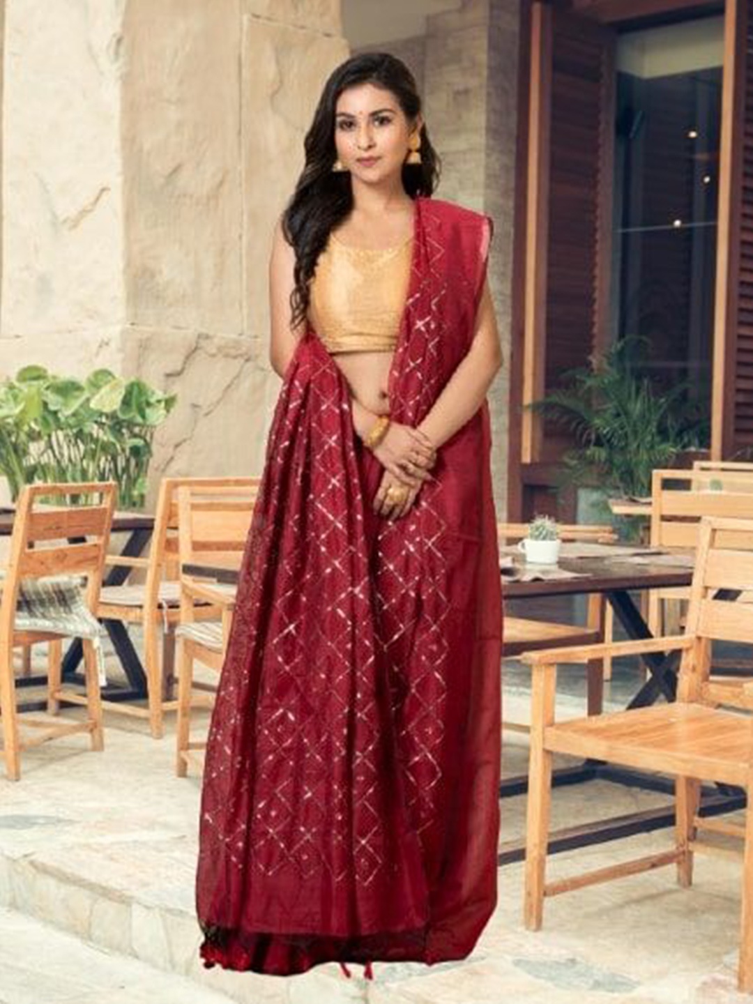 

Laa Calcutta Embellished Sequinned Silk Blend Saree, Maroon