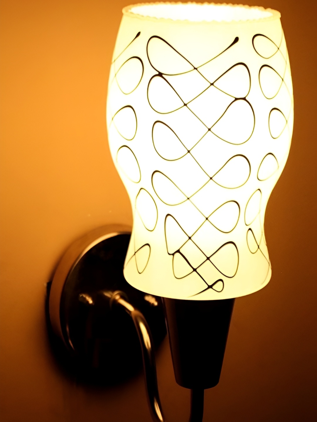 

KINIS Silver-Toned & White Printed Metal Cylinder Shaped Wall Lamp With Bulb