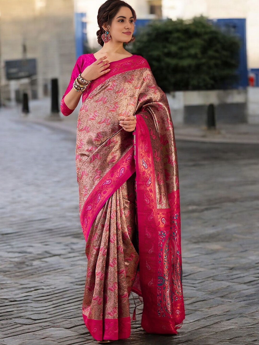 

Blissta Paisley Woven Design Zari Banarasi Saree, Magenta