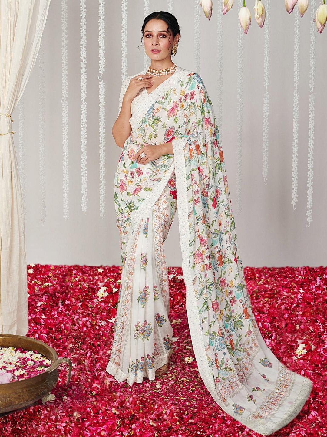 

ROOP SUNDARI SAREES Floral Printed Saree, White