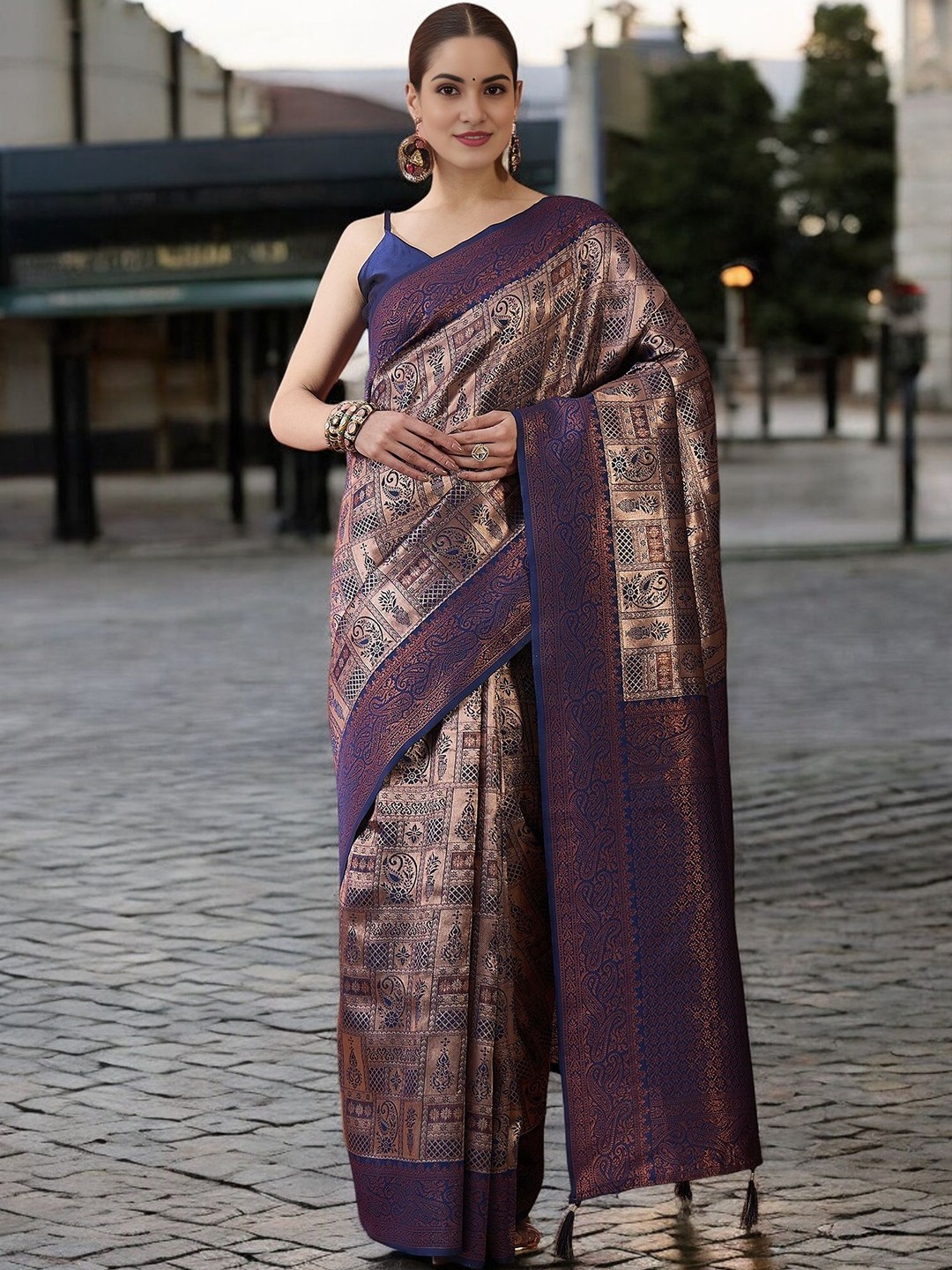 

DIVASTRI Woven Design Zari Banarasi Saree, Blue