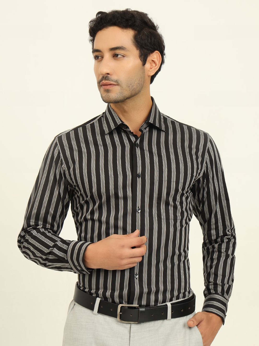 

METAL Men Slim Fit Spread Collar Vertical Striped Cotton Formal Shirt, Black
