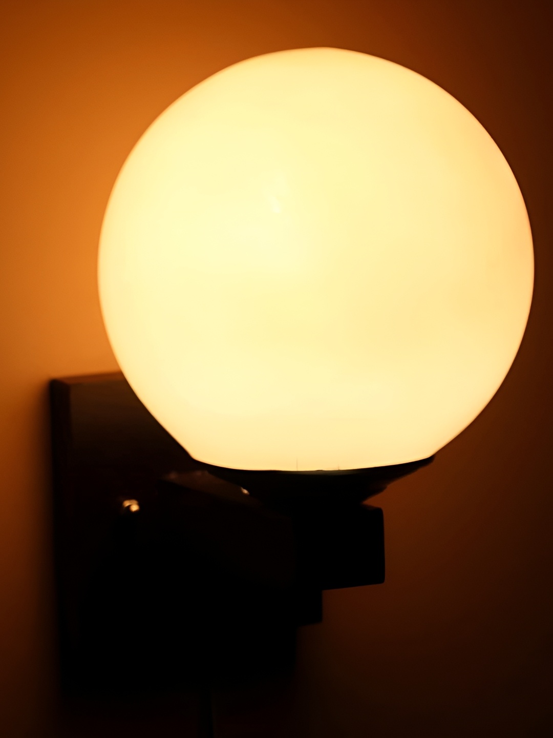 

KINIS Brown & White Spherical Shaped Wooden Wall Lamp
