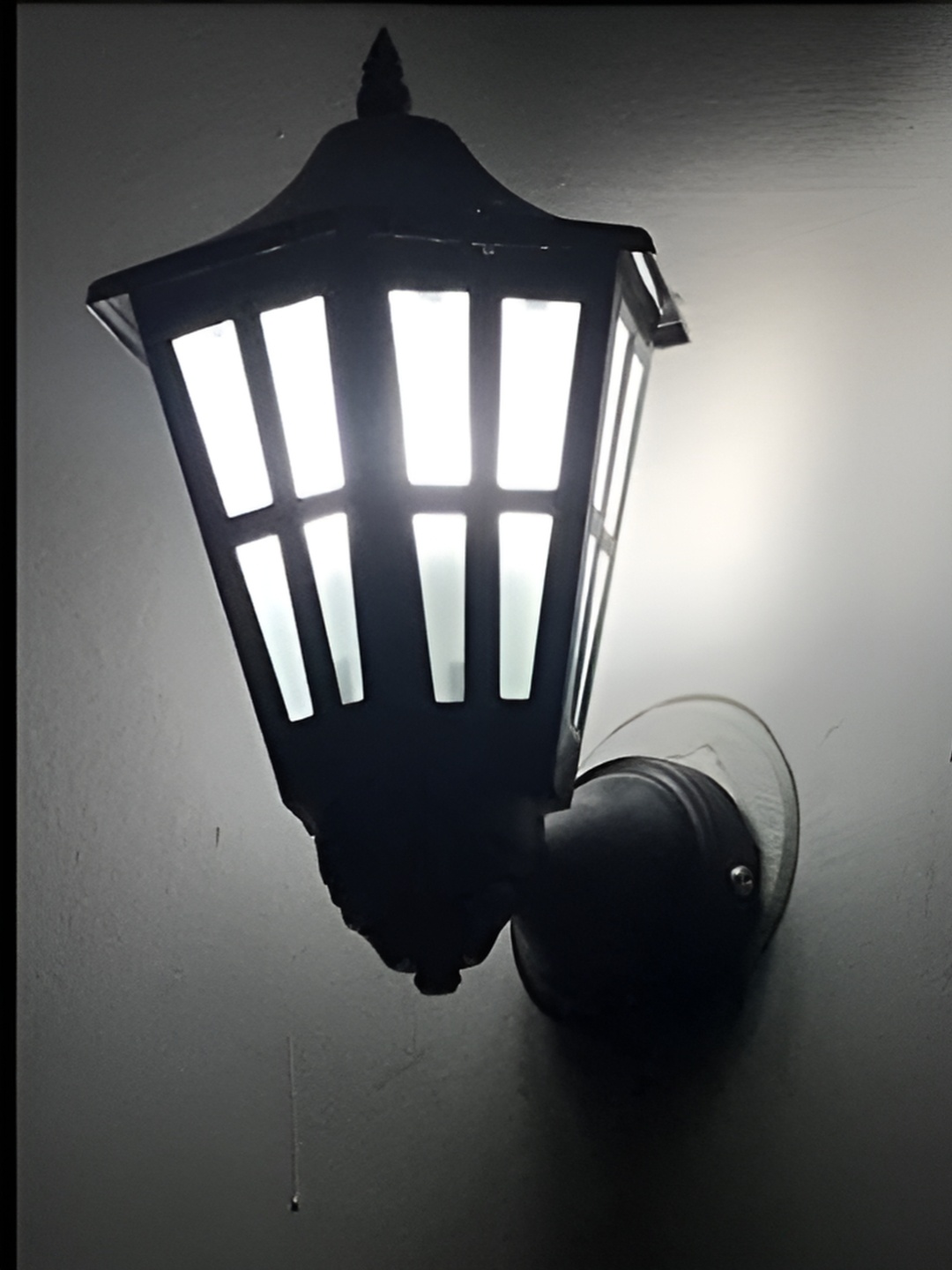 

KINIS Black & White Textured Metal Frustum Shaped Wall Lamp