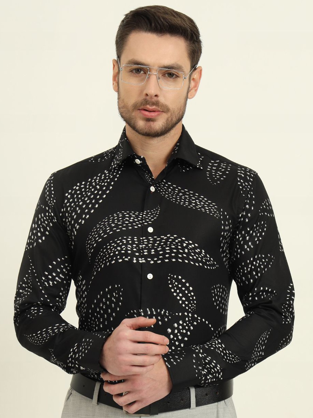 

WYRE Men Slim Fit Spread Collar Floral Printed Cotton Formal Shirt, Black