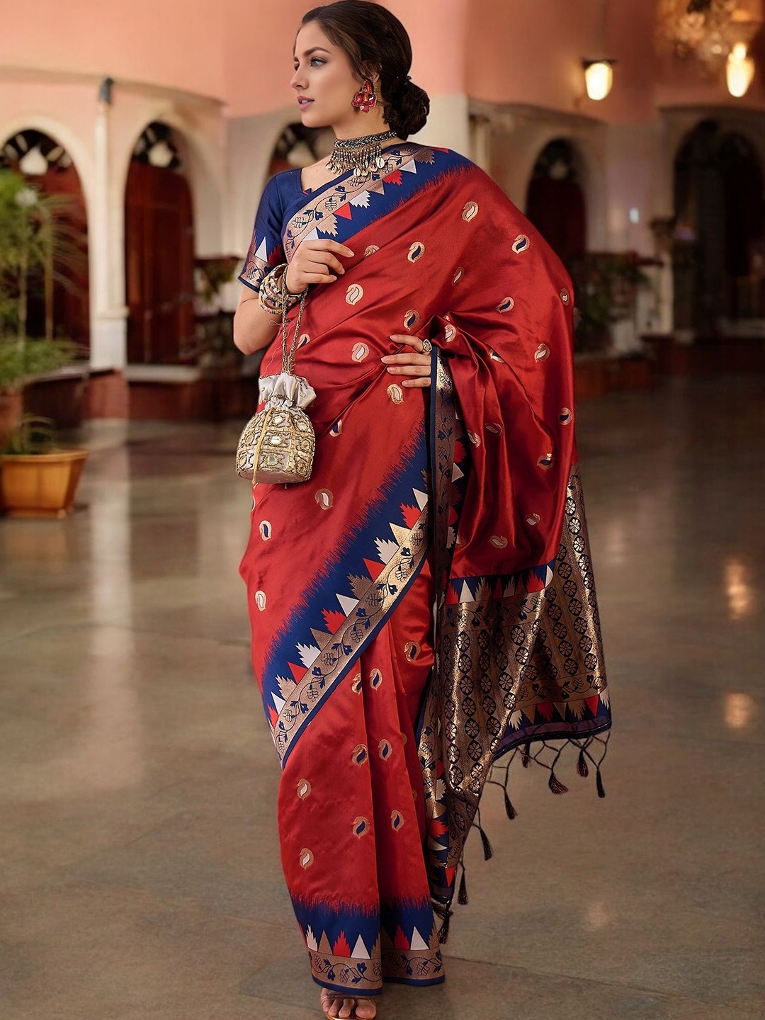 

Blissta Woven Design Ethnic Motifs Zari Kanjeevaram Saree, Red