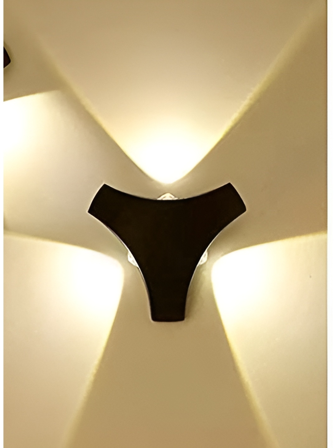 

KINIS Black Aluminium Abstract Shaped Wall Lamp