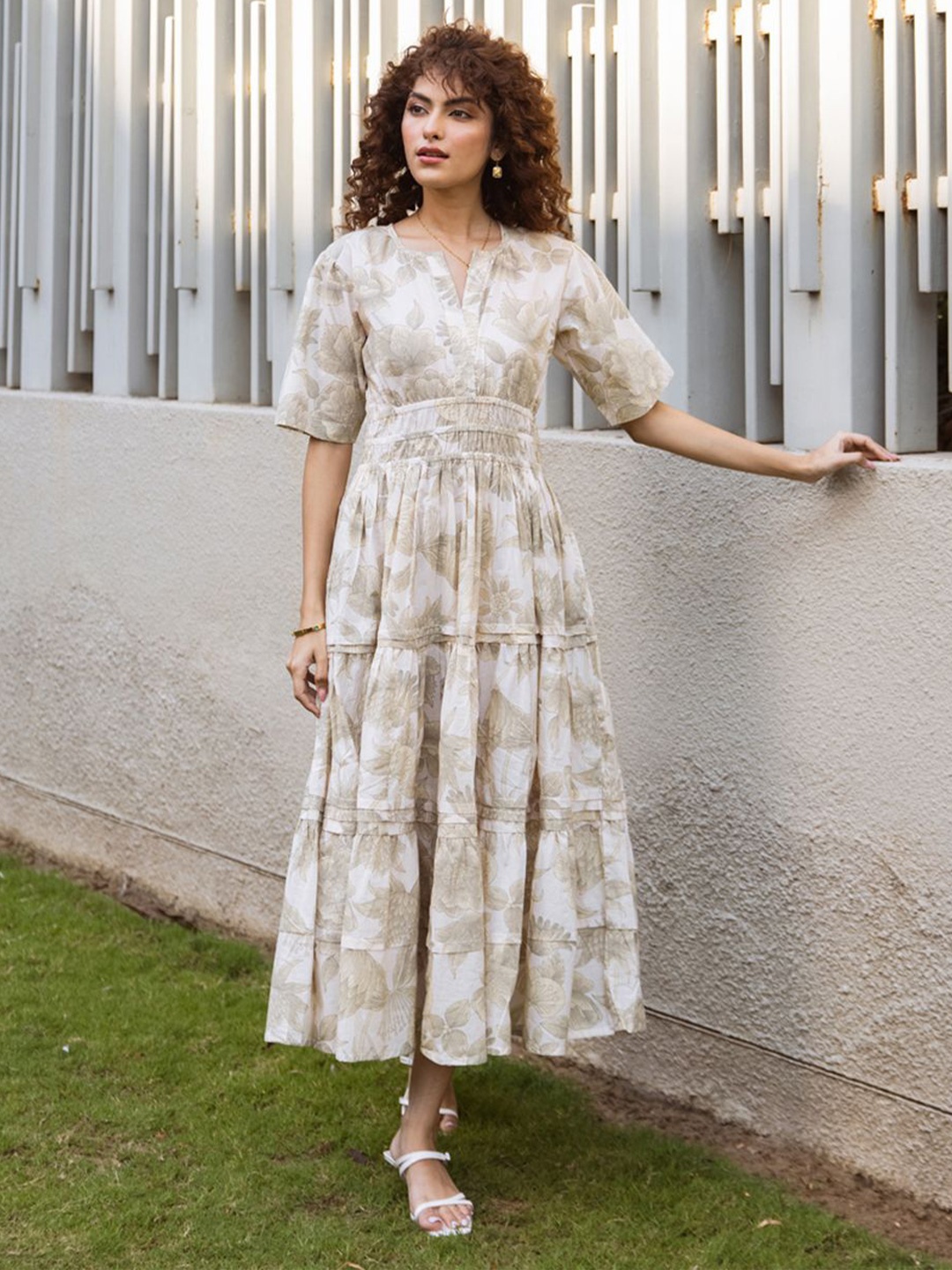 

ARAVALII Women Floral Printed Sweetheart Neck Fit & Flare Dress, Cream