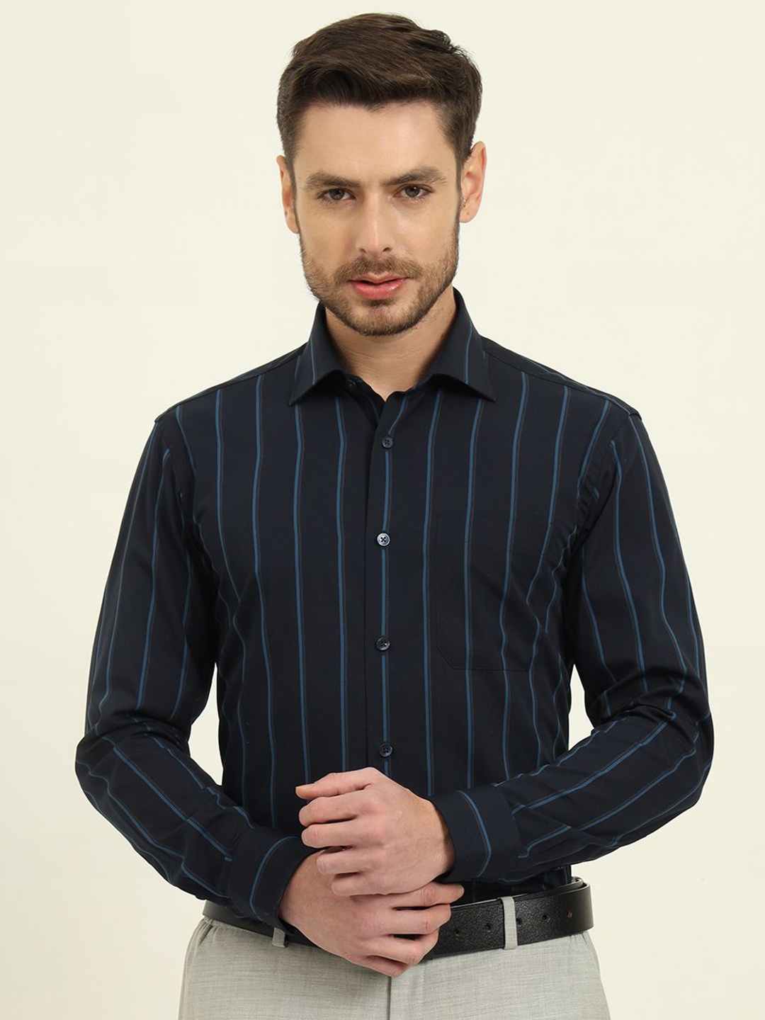 

METAL Men Slim Fit Spread Collar Vertical Striped Cotton Formal Shirt, Navy blue