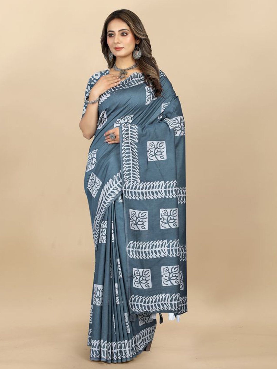 

Exclusiva Batik Printed Saree With Blouse Piece, Grey