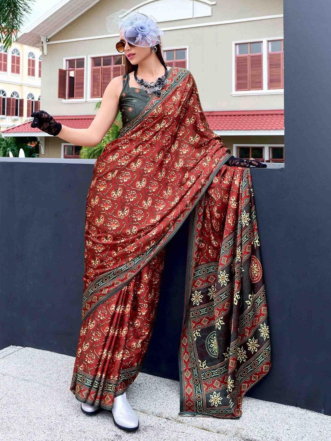 

DIVASTRI Ajrak Printed Satin Saree, Maroon