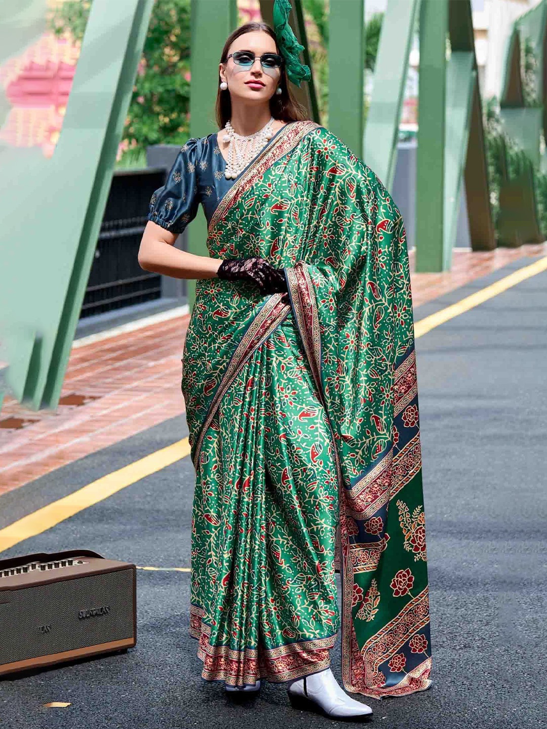 

KIMISHA Ethnic Motifs Printed Satin Saree, Green