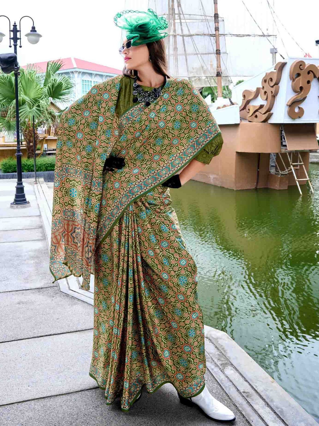 

KIMISHA Ethnic Motifs Printed Saree, Green