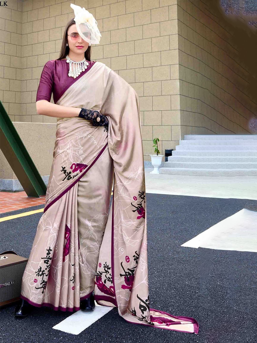 

KIMISHA Floral Printed Saree, Off white
