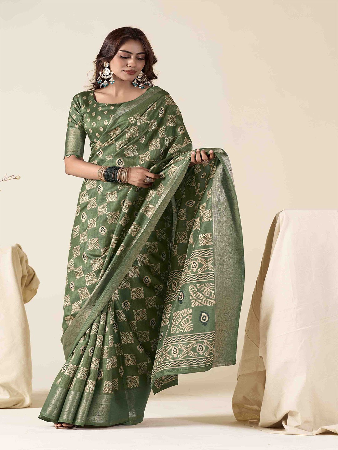 

KIMISHA Woven Design Zari Saree, Green