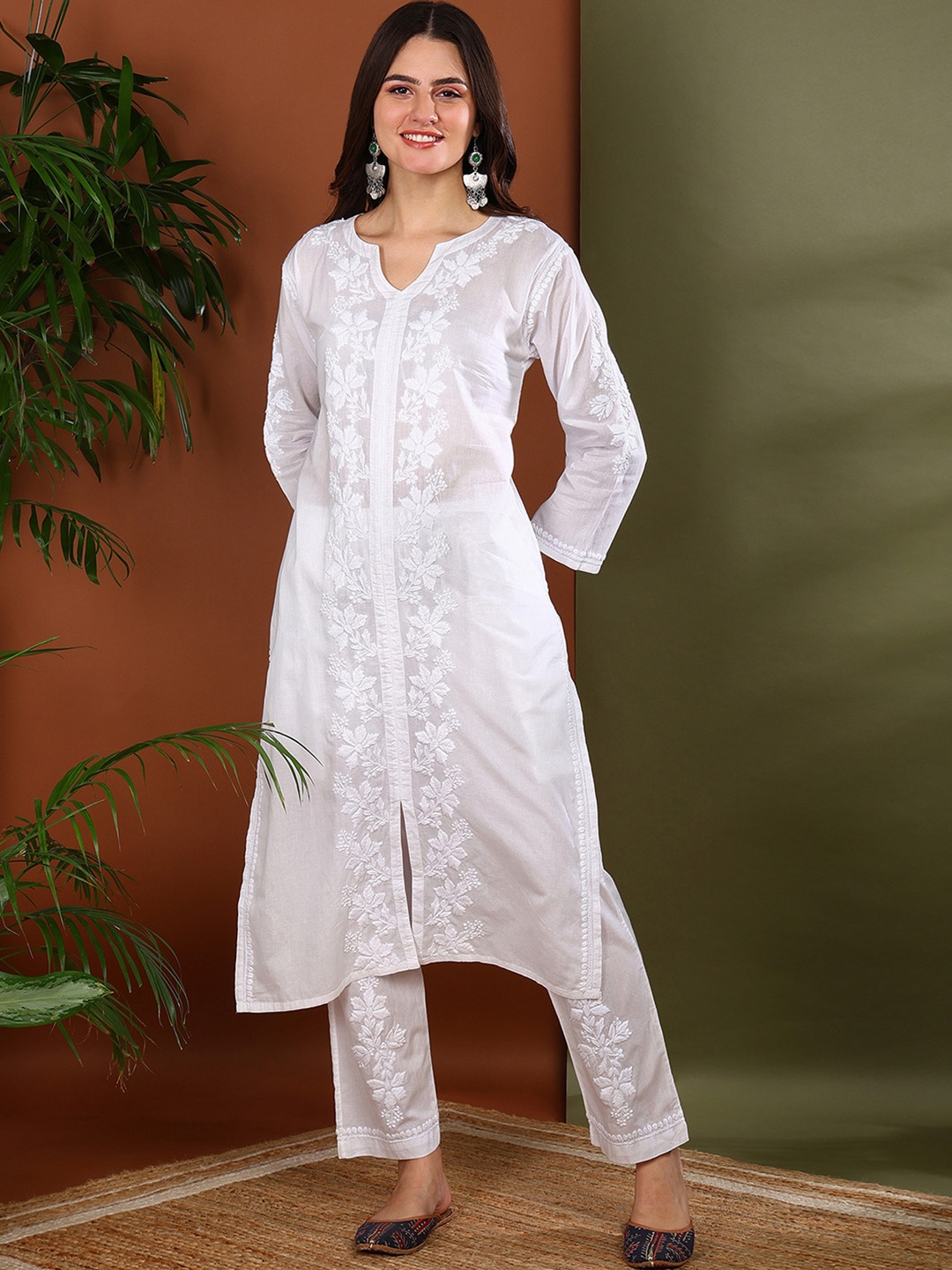 

VAHSON Floral Embroidered Chikankari Pure Cotton Kurta With Trousers, White