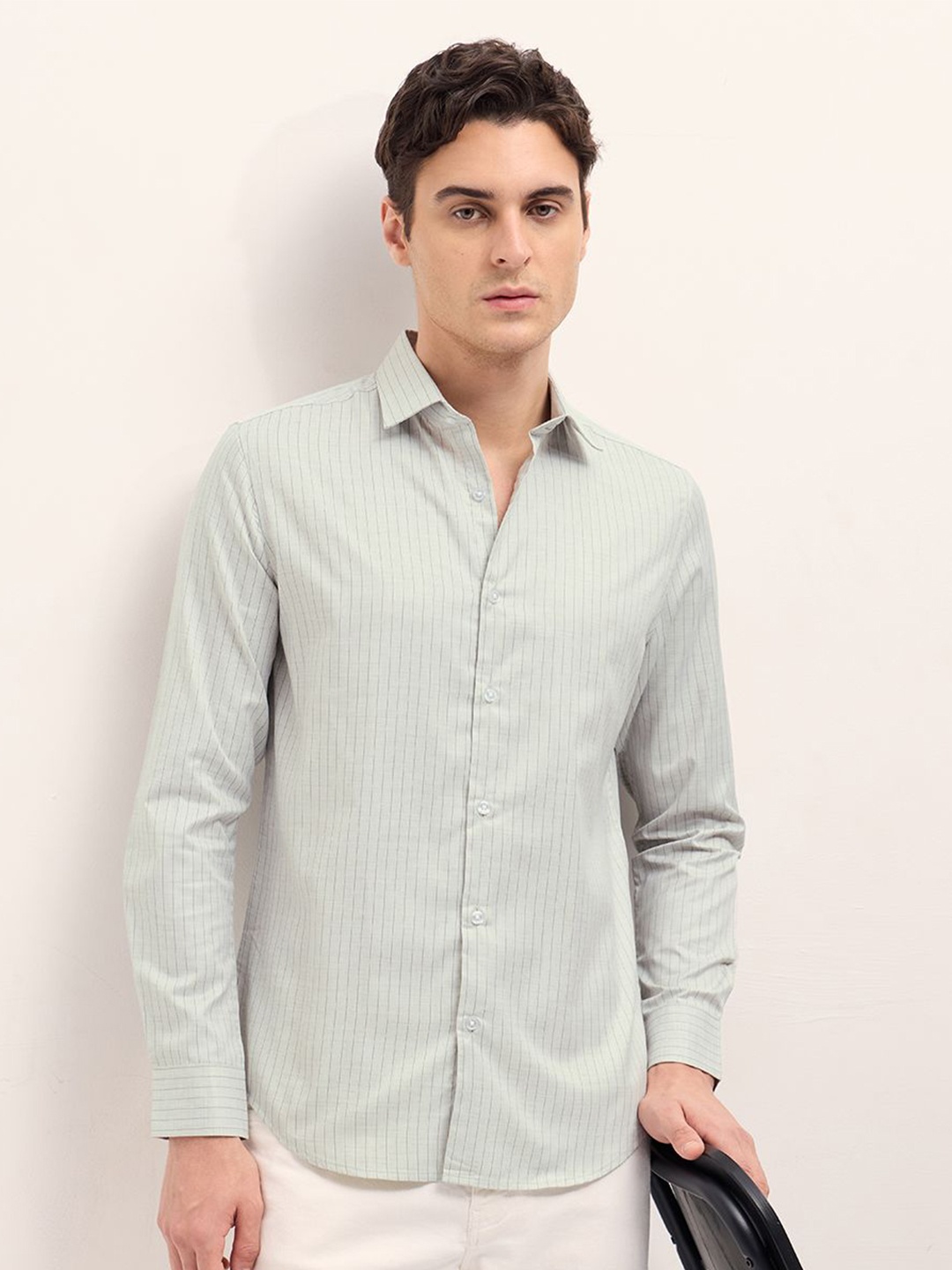 

THE BEAR HOUSE Men Tailored Fit Spread Collar Vertical Striped Casual Shirt, Sea green