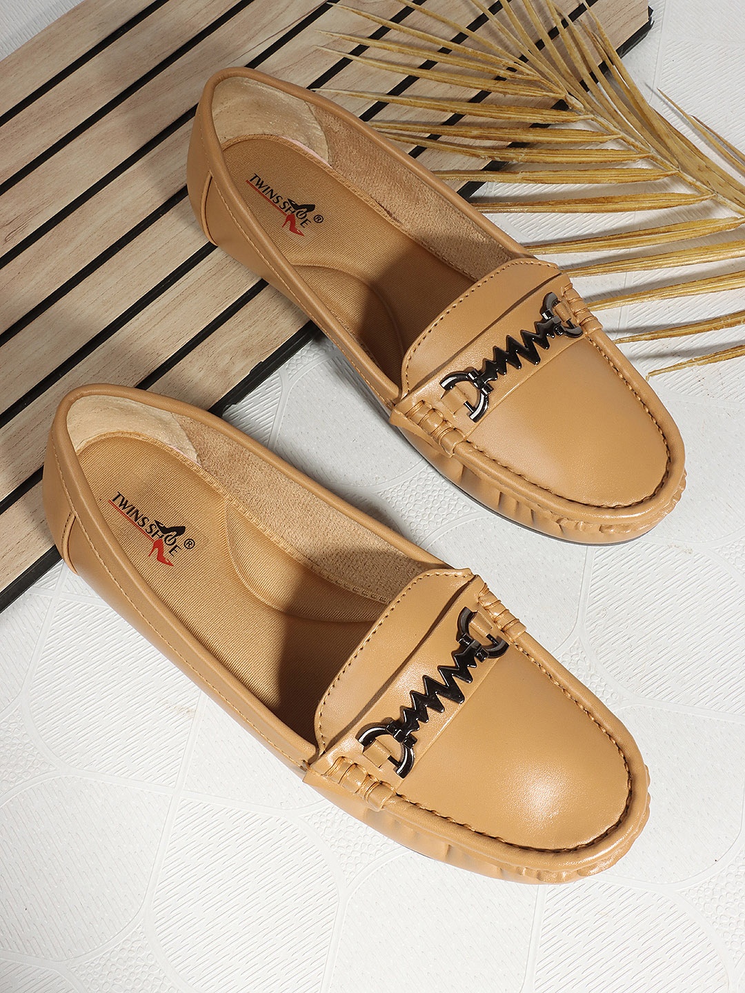 

TWINSSHOE Women Textured Loafers, Beige