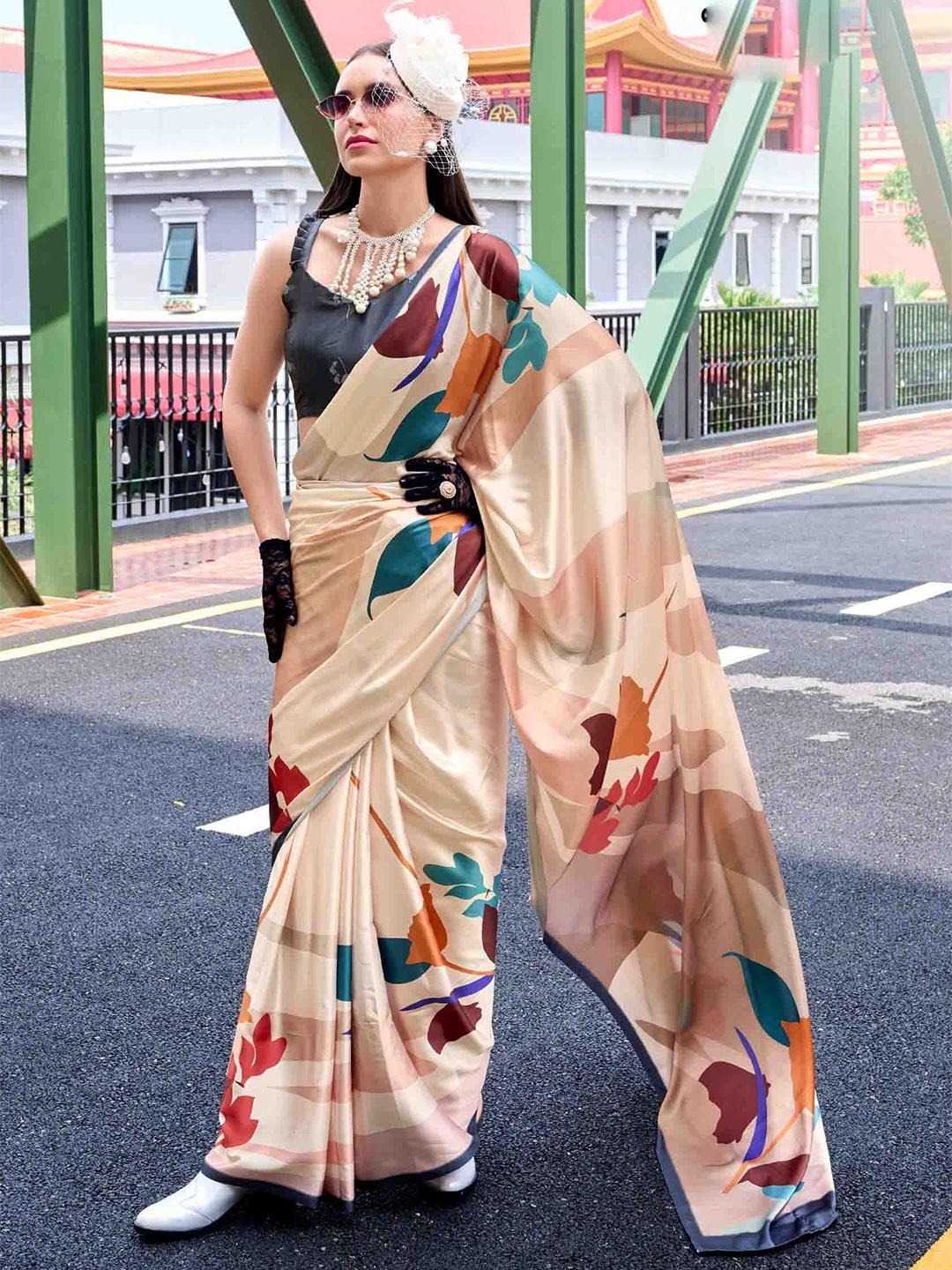 

DIVASTRI Floral Printed Satin Saree, Cream