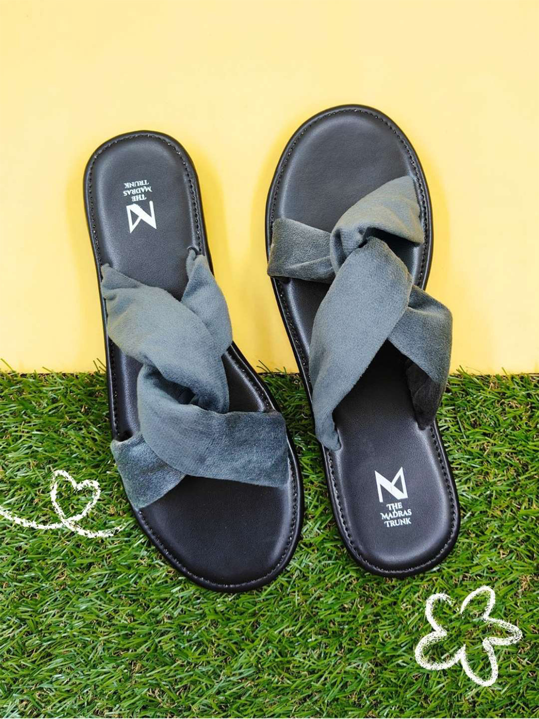 

THE MADRAS TRUNK Women Printed Open Toe Flats with Bows, Black