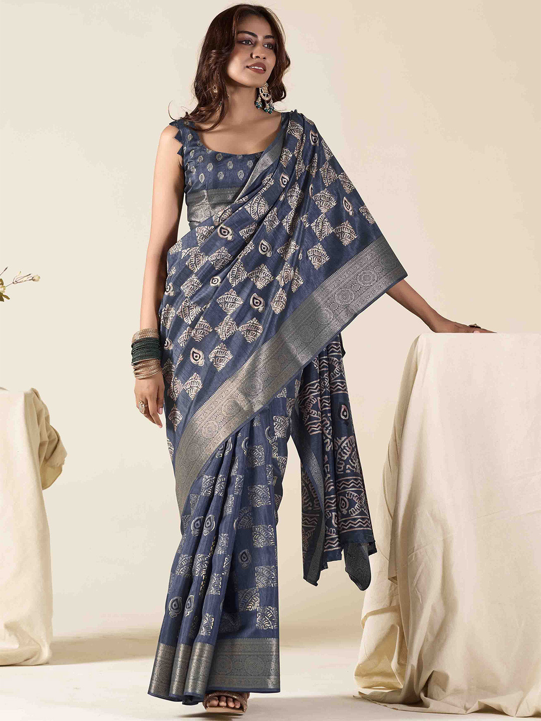 

DIVASTRI Woven Design Zari Saree, Navy blue