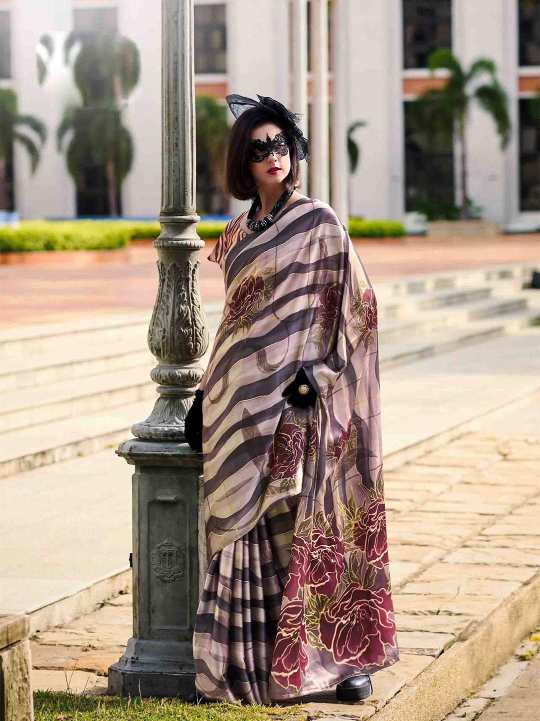 

DIVASTRI Floral Printed Saree With Blouse Piece, Grey