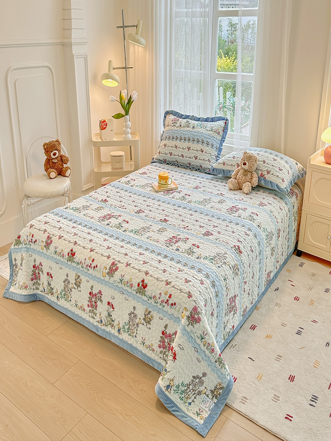 

JC HOME White & Blue 162 TC Double King Bed Cover With PillowCovers