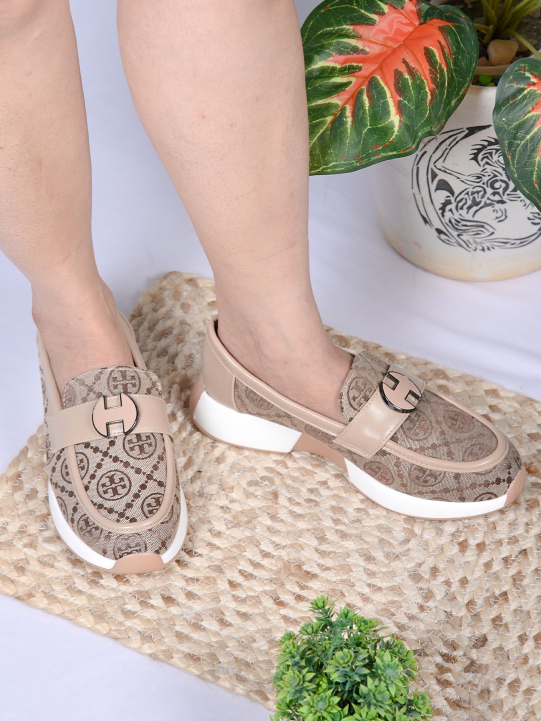 

Jove Women Printed Round Toe Flatform Mules, Beige