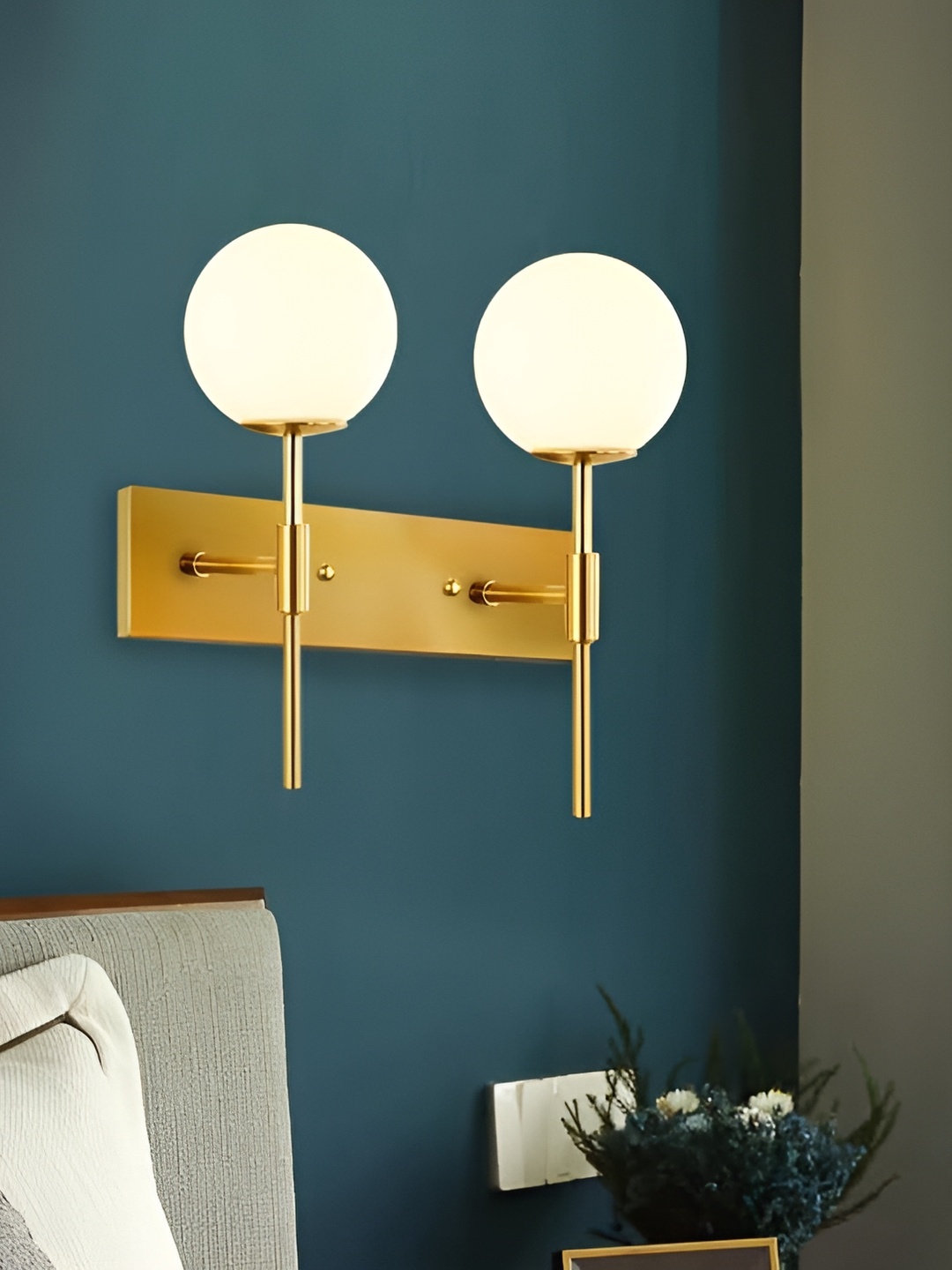 

KINIS Gold-Toned & White Spherical Shaped Metal Wall Lamp