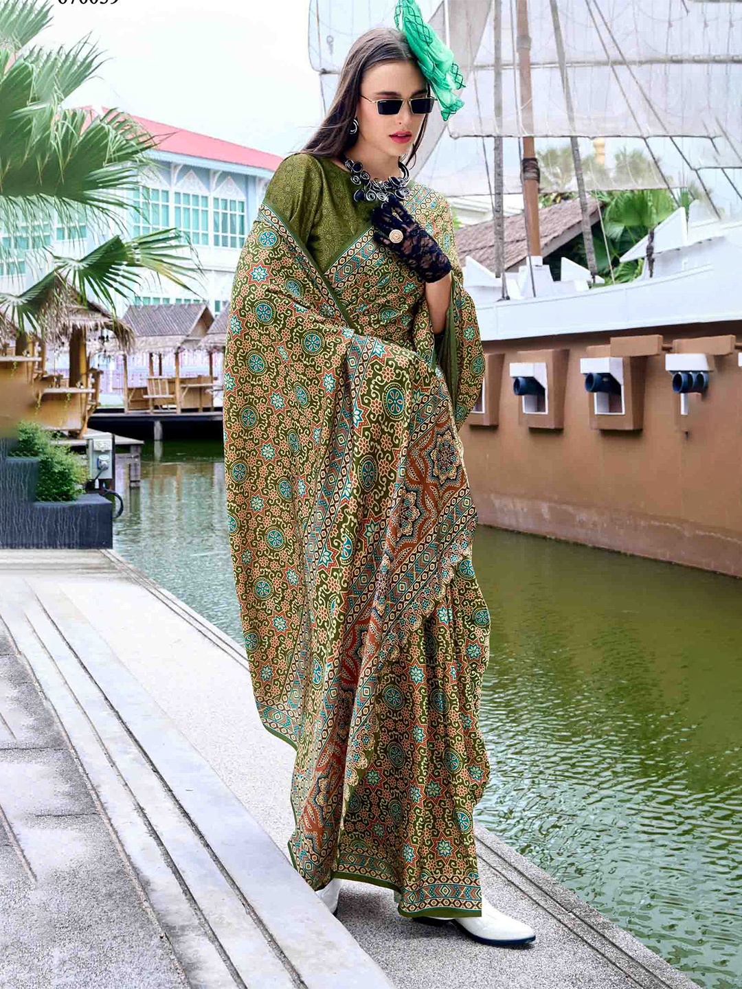

Blissta Ethnic Motifs Printed Satin Saree, Green