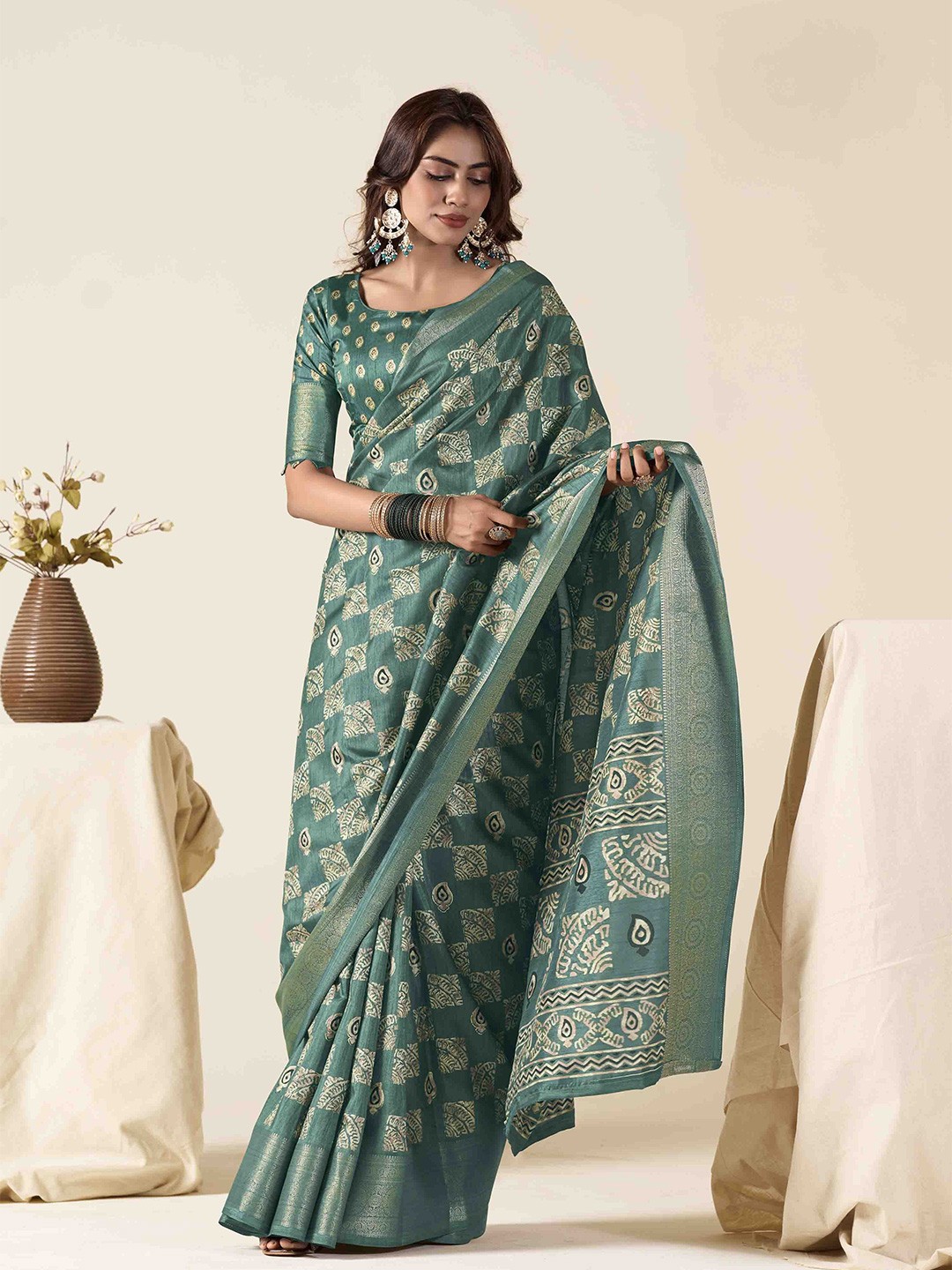

DIVASTRI Ethnic Motifs Printed Zari Saree, Green