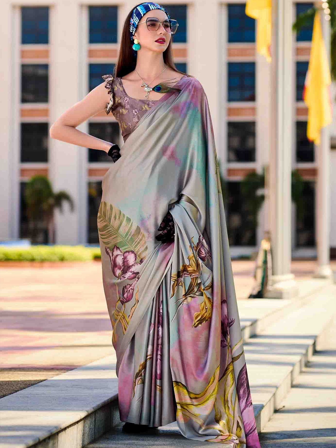

DIVASTRI Floral Printed Saree, Grey