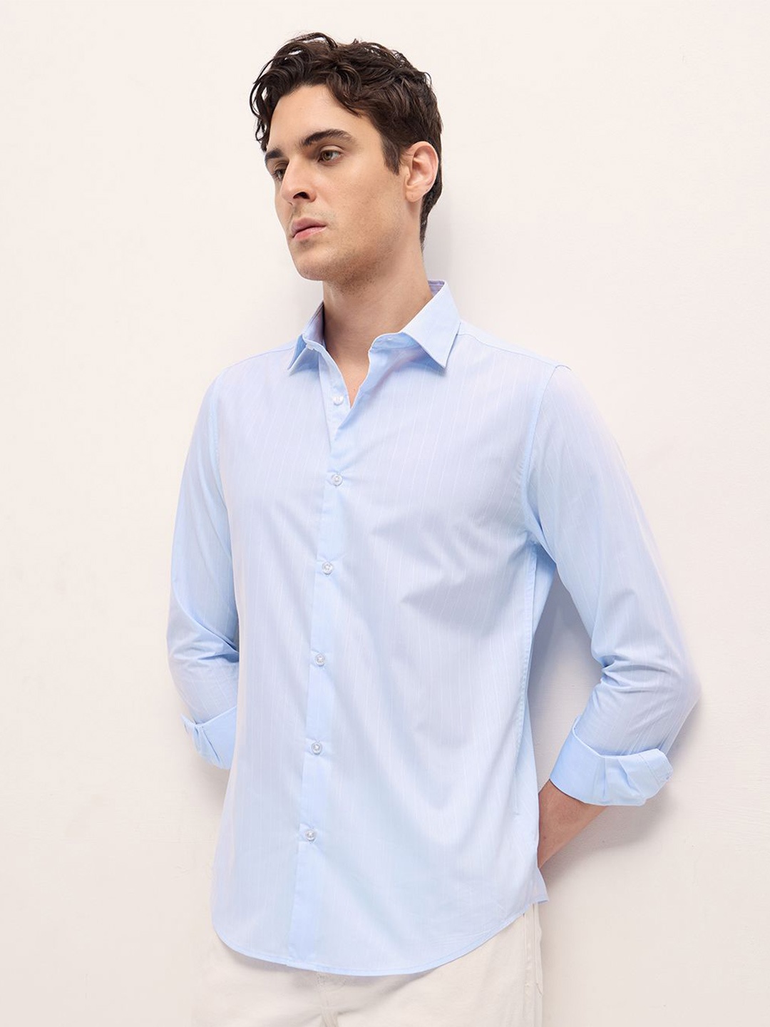 

THE BEAR HOUSE Men Tailored Fit Spread Collar Vertical Striped Casual Shirt, Blue